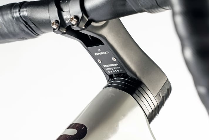 The so-called Paradigma stem is known from the Palta gravel bike and guides the cables into the head tube