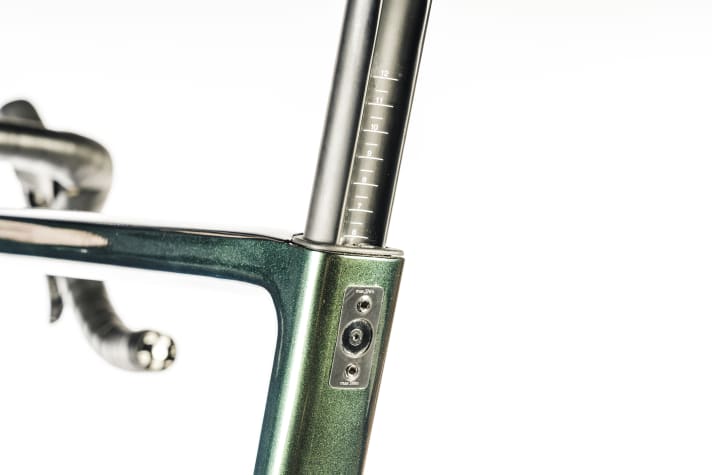 Un feu arrière du spécialiste des accessoires Knog peut être fixé dans l'évidement du support en carbone.