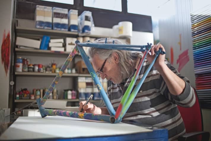   Pegoretti malt nicht, er bekritzelt Rahmen mit Acrylstift