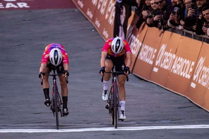 Dans la Strade Bianche 2023, Demi Vollering s'est imposée d'un cheveu devant sa coéquipière Lotte Kopecky.
