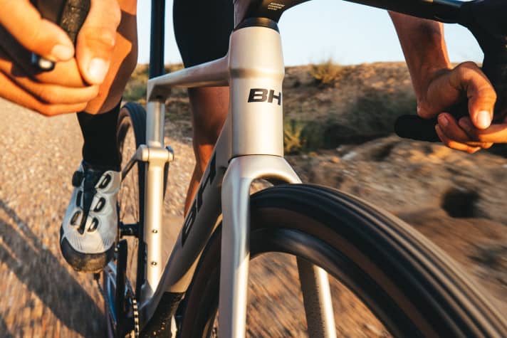 La pièce maîtresse du nouveau gravel bike de BH est l'élément de suspension à l'arrière. Le "Smooth Riding System" permet un débattement de trois à cinq millimètres.
