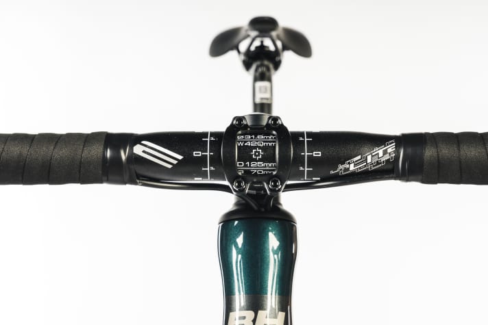 Vibrations reach the semi-integrated handlebar-stem unit almost unfiltered