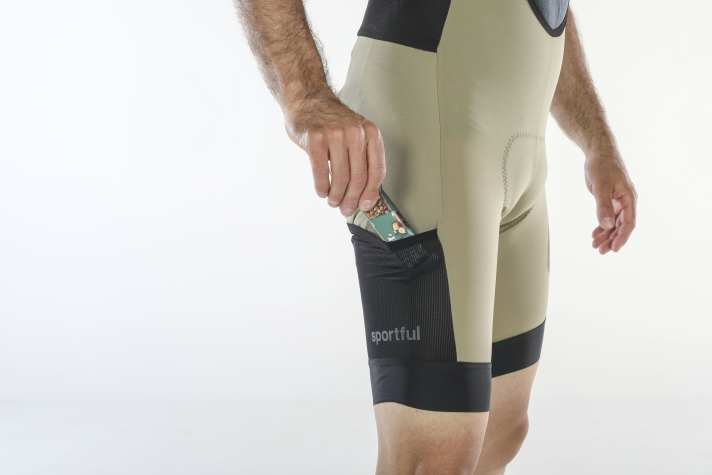 L'équipement du Supergiara est identique à celui du pantalon pour hommes. Deux poches sur les cuisses peuvent accueillir des barres ou le téléphone portable.