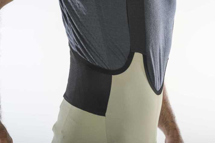 The straps are airy but somewhat narrow and can pinch the shoulders on long journeys