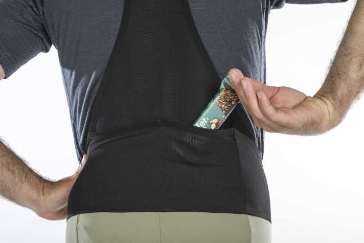 Auch in den zwei Taschen am Rückenteil ist noch Platz für Proviant