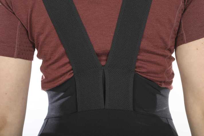 Innen am Rücken wärmt ein Frottee-Besatz. An heißen Tagen kann der aber auch schwitzig werden