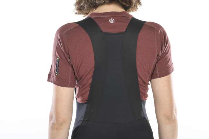 Am Rücken ist die Gonso mit luftigem Mesh ausgestattet. Das hält zudem die Träger sauber in Position