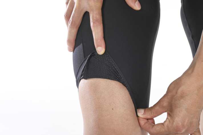 The leg cuffs have no irritating cross seams, which increases comfort. Silicone prints improve grip when pedalling