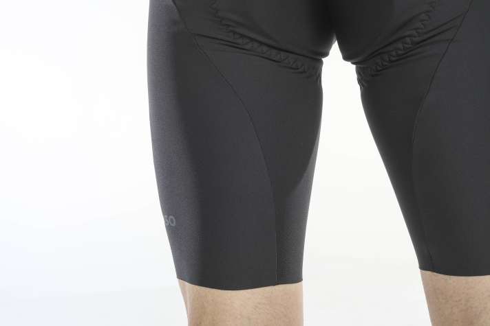 Eine einzige unauffällige Naht hält die Hosenbeine zusammen. Trotzdem sitzen die Beinabschlüsse perfekt