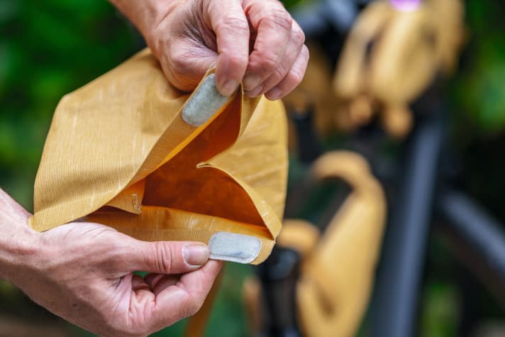 An den Klettverschlüsse der Evoc-Taschen bleiben Textilien schnell hängen