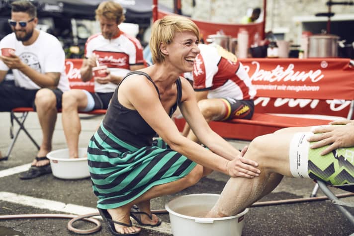 Am Stand von Jentschura im Ziel wird das basische Fußbad nicht nur genommen, sondern zelebriert.