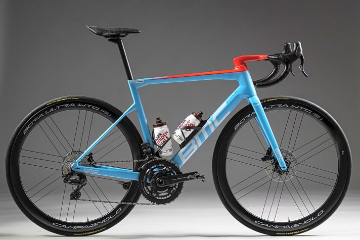 BMC Teammachine SLR 01 avec dérailleur et roues Campagnolo.