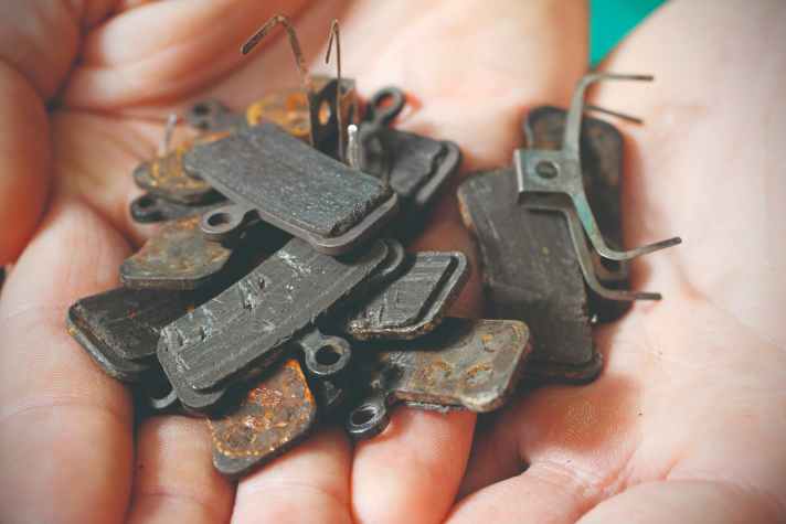 Brake pads consist of a metal backing plate and the actual friction material on it. The rule of thumb: As long as at least 1 mm of friction material is still present, the pad is still OK. Below that, it becomes critical.