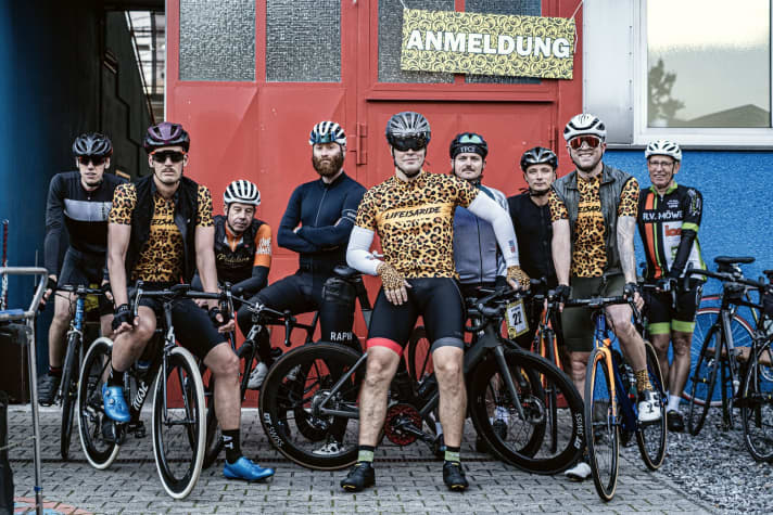 Ehrgeizig: Teilnehmer am Brevet sind schon beim ersten Licht bereit für die 200 Kilometer.