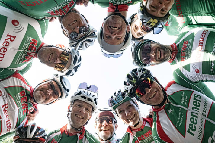 Gut gelaunt: Das Team von Staubwolke Krefeld-Fischeln schließt seine Saison launig ab.