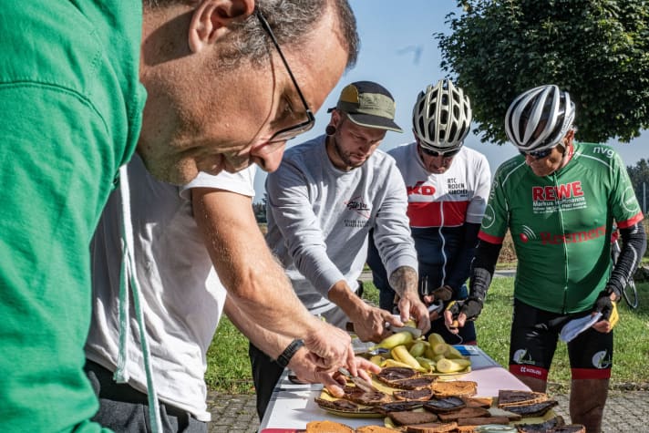 Vegan: Jens Böhm (links) bringt zeitgemäßen Genuss und neue Ideen zur RTF.