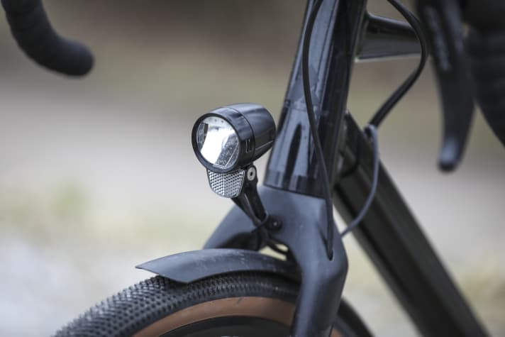 Der 70 Lux starke Scheinwerfer am Bulls Commuter Bike.