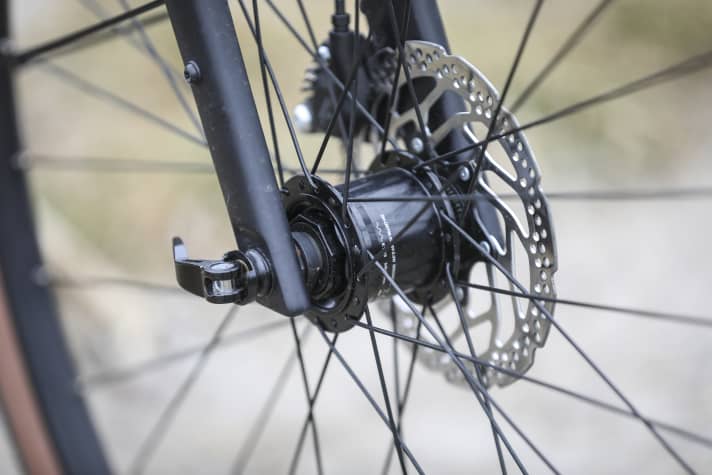 Endless juice as long as the power in the legs doesn't run out: The Shimano 3-watt hub dynamo in the front axle is part of the XT groupset and is fixed in the carbon fork via a thru axle.