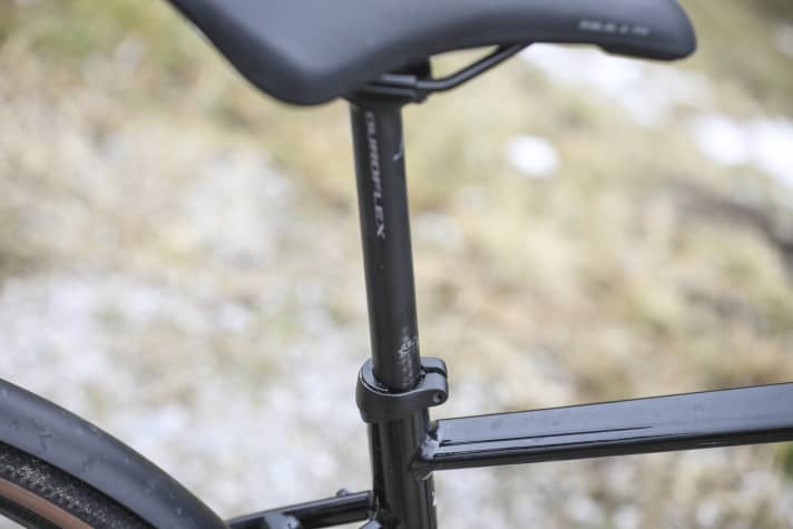 Die ovale Duroflex Carbon-Sattelstütze liefert viel Sitzkomfort. Nur das Klemmen mit dem zusätzlichen Keil hinten ist etwas fummelig.