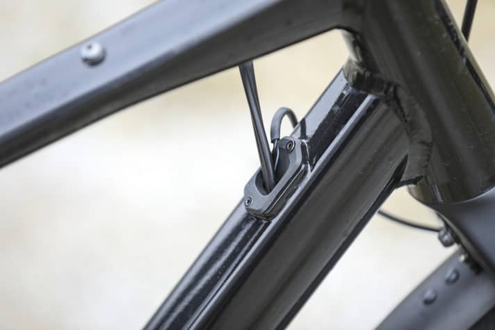 Die Lichtkabel sowie die hinteren Züge verschwinden über eine Öffnung am Unterrohr im Rahmeninneren.