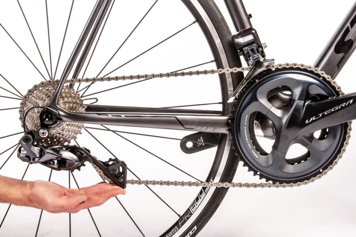   La longueur de la chaîne, la longueur du dérailleur et la hauteur de montage du dérailleur doivent être bien adaptées les unes aux autres, même après la modification de la transmission du vélo de course.
