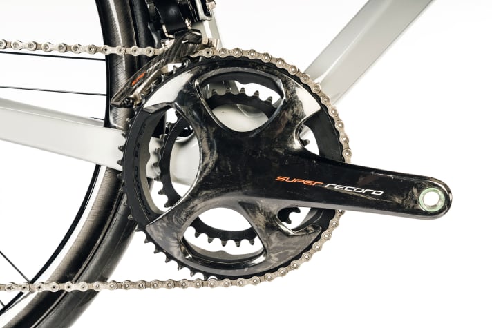 Une configuration exclusive : le Super Record électronique de Campagnolo fait partie des groupes de vitesses les plus légers, mais aussi les plus chers.