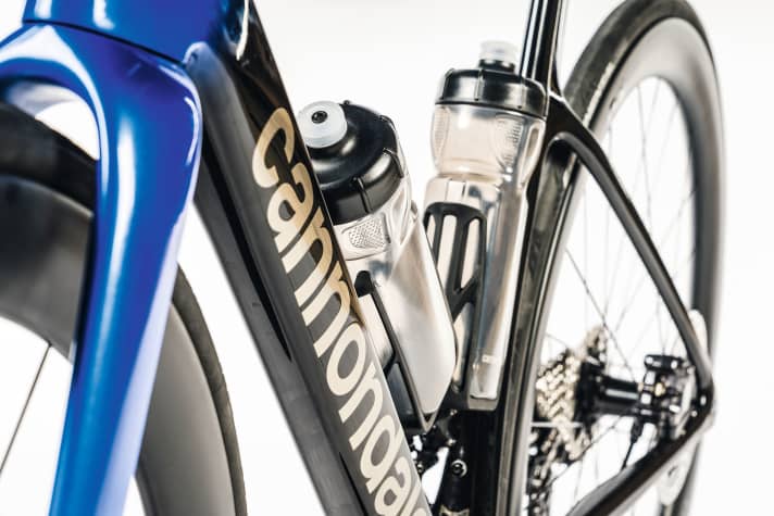 Trink­flaschen und Flaschenhalter wurden ebenfalls aero-optimiert und zählen zum Lieferumfang