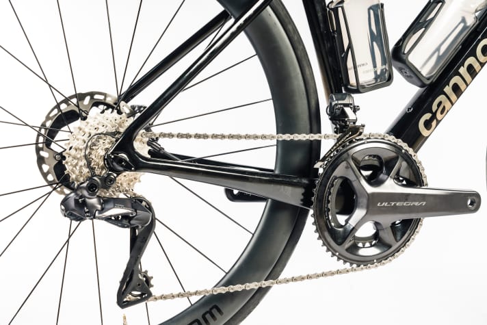 Cannondale SuperSix Evo: Macht sich auf der Waage bemerkbar, der Laufradsatz der Eigenmarke Hollowgram und die Shimano Ultegra Di2