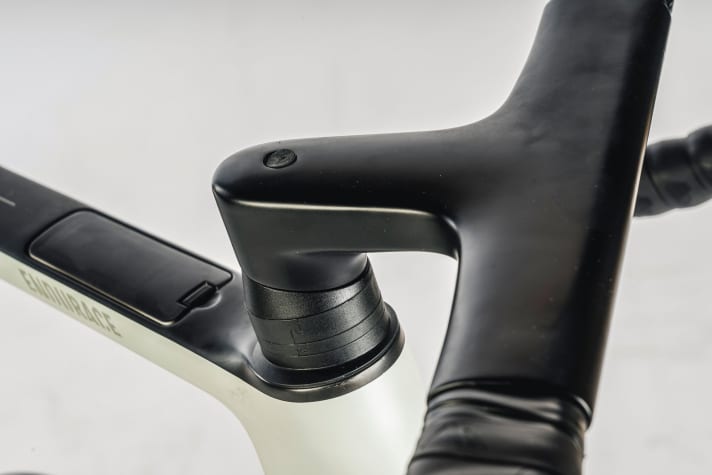 De la place dans le tube : Canyon intègre un compartiment de rangement dans le tube supérieur, y compris une petite poche en néoprène pour le kit de dépannage. Le mini-outil correspondant avec cartouche CO₂ et démonte-pneu coûte cependant un supplément.