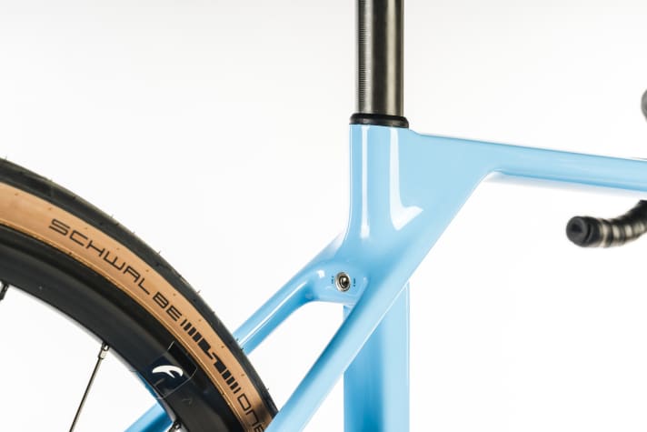La tige de selle ronde en carbone est fixée très bas et offre une excellente suspension.