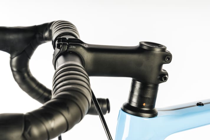 The Endurace has a classic clamped handlebar made of aluminium