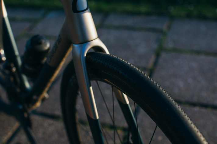 Rolls well everywhere, even into the sunset in the city: the Hutchinson Caracal All Road