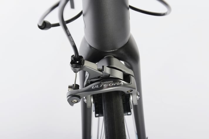   Bewährt: Das Zusammenspiel der Ultegra-Bremse mit den Belägen und der Alu-Felge begeistert beim Trek Emonda.