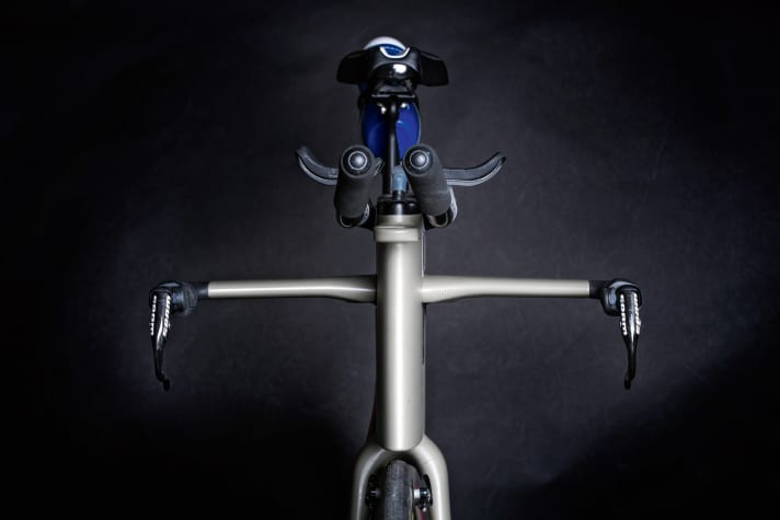   Totale Integration: Die Frontansicht zeigt, wie aufgeräumt Frodenos Speedmax CF SLX im Renntrimm ist. Den superschmalen Aufsatz, der am Vorbau befestigt ist und sich nicht verstellen lässt, gibt es aber nur für Frodeno. Beim Serienmodell ruhen die Arm­auflagen weiter ­außen auf dem Basislenker und sind zudem ­höhenverstellbar.