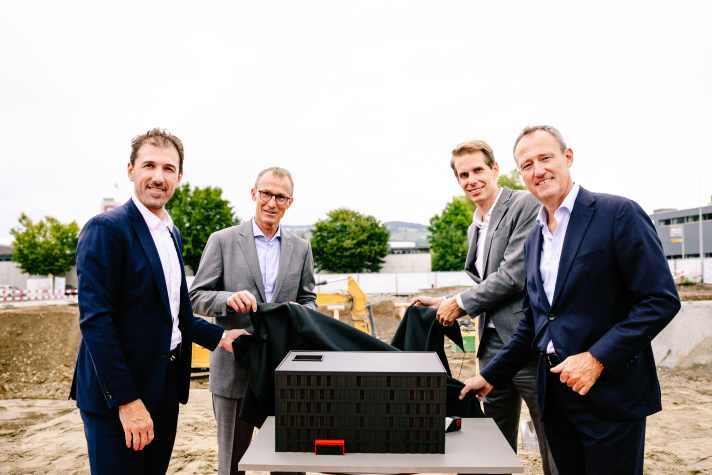 Fabian Cancellara, Christian Bezençon, Raphael Meyer und Eric Pirson enthüllen das Modell des neuen Hauptquartiers des Teams Tudor Pro Cycling