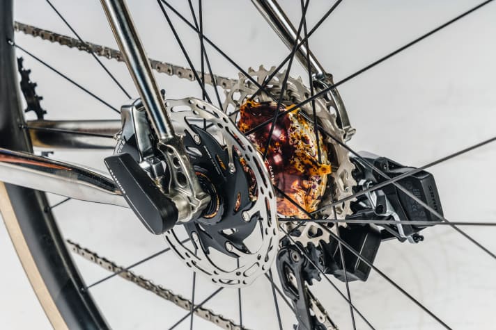 An electronically controlled hub gear replaces the front derailleur. The design is exclusive to the anniversary model