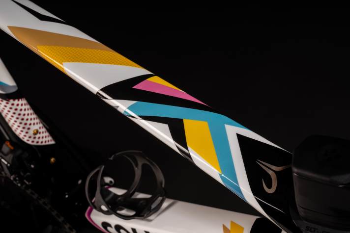 Grafik und Pogacar-Logo auf dem Oberrohr