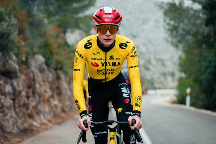 Jonas Vingegaard in the new team jersey | Lease a Bike