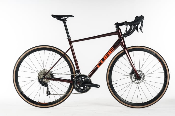1599 Euro Cube Attain HPA SLX Alu Rennrad im Test TOUR