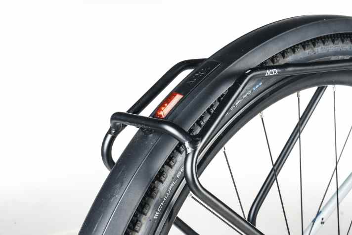 The minimalist rear light in the mudguard is barely visible from the side because it is concealed by the pannier rack.