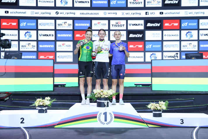 Chez les femmes, le titre est revenu à la même personne qu'en 2024 - Mary Kate McCarthy s'est réjouie de son deuxième titre de championne du monde.