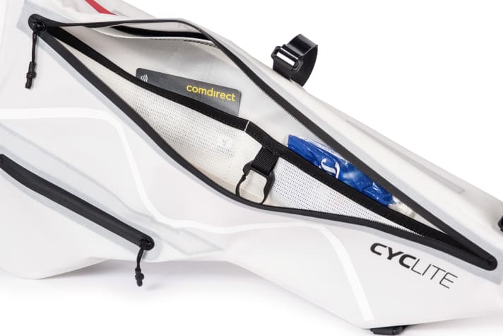 à l'intérieur du compartiment supérieur se trouvent deux poches en filet et un crochet pour les clés