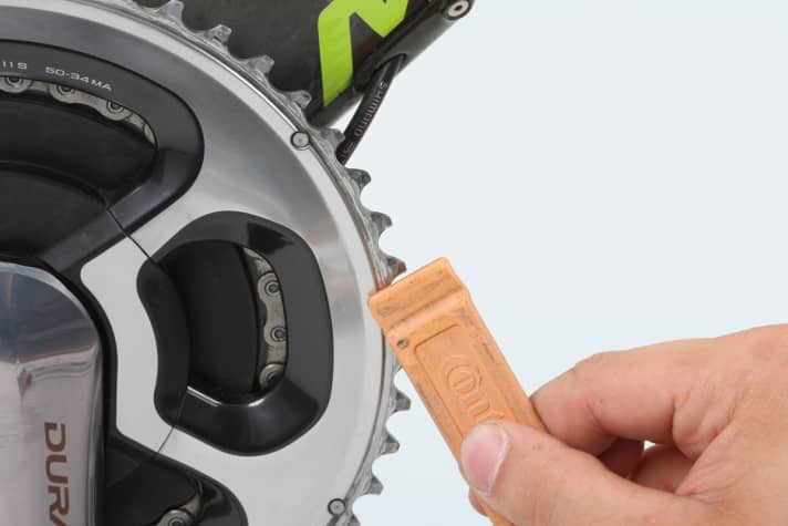Nettoyage de la chaîne de vélo de course