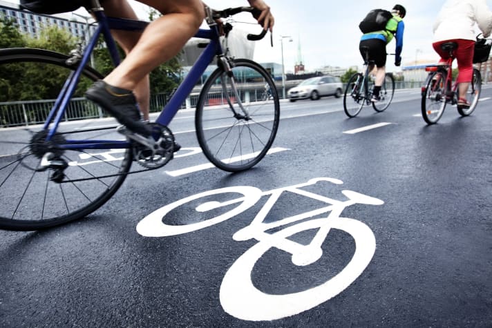 A bicycle pictogram alone does not mean that cyclists are obliged to use the road.
