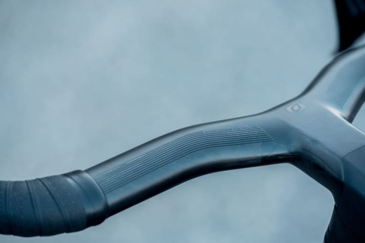   Linéaire : Le cockpit du Scott Addict eRIDE Premium est d'une seule pièce, tous les câbles passent à l'intérieur. 