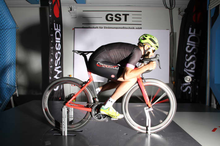   Rennrad-Training im Windkanal: Aerodynamik beim Bergab-Fahren - Seitenansicht