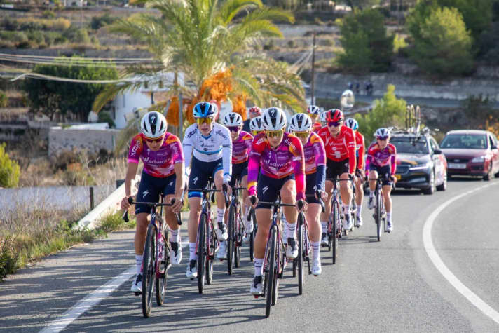 Les coureuses de l'équipe SD Worx avec le nouveau maillot