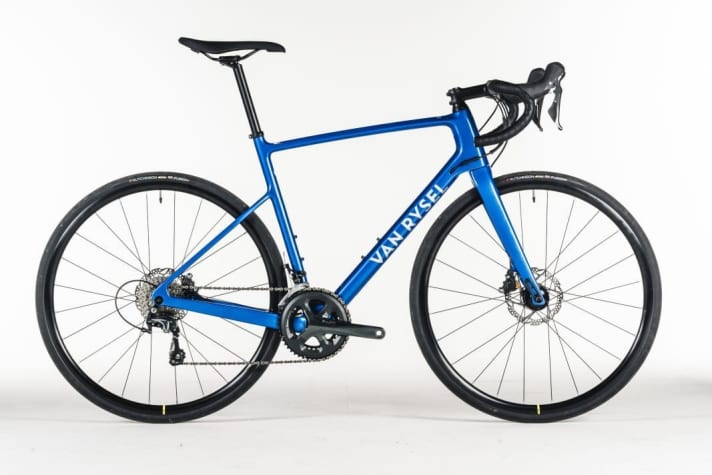 <a href="https://www.awin1.com/cread.php?awinmid=14353&awinaffid=471469&clickref=T+Van+Rysel+NCR+CF+Tiagra&ued=https%3A%2F%2Fwww.decathlon.de%2Fp%2Frennrad-ncr-cf-tiagra%2F_%2FR-p-332106" target="_blank" rel="noopener noreferrer nofollow">The Van Rysel is the cheapest of the four carbon racers at around €2000</a>*.