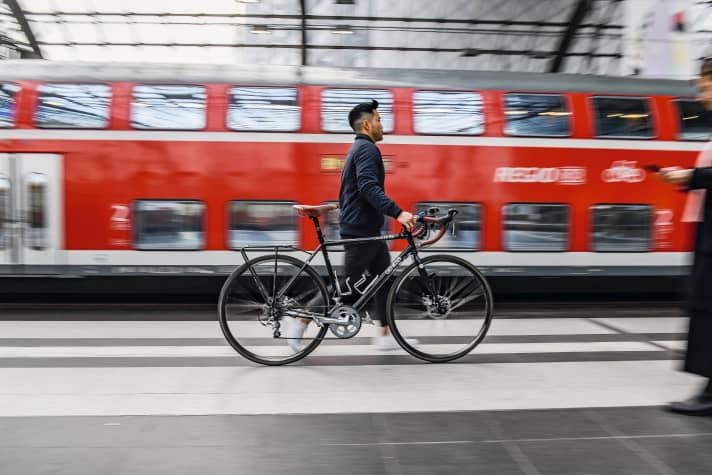 Transport de vélos dans les transports en commun : coûte six euros pour le ticket de vélo, pas de réservation, achat en ligne. Inconvénient : il n'y a pas de garantie de trouver une place.