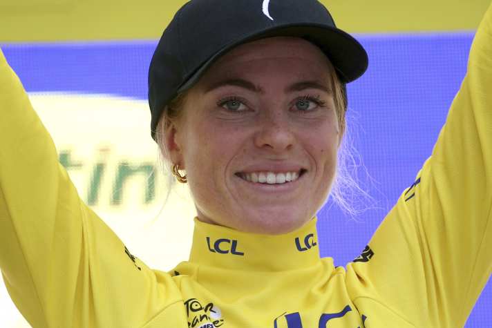 Demi Vollering en maillot jaune 2023